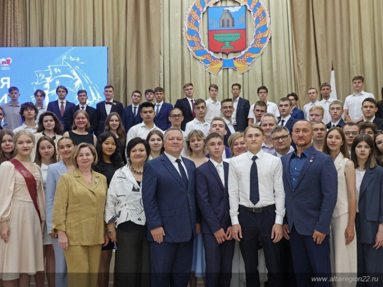26 июня в Алтайском крае чествовали лучших выпускников школ 2025 года. 26 июня в Алтайском крае чествовали лучших выпускников школ 2025 года.