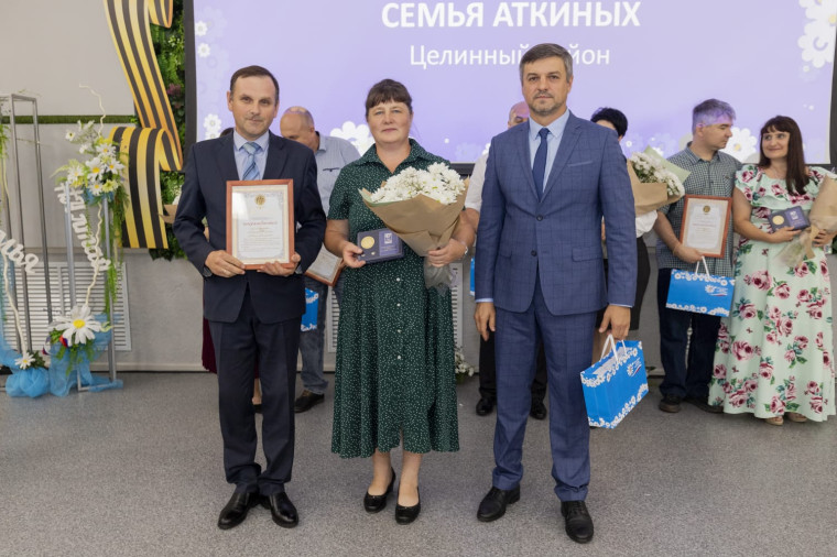 32 супружеские пары Алтайского края удостоены общественной медали «За любовь и верность». 32 супружеские пары Алтайского края удостоены общественной медали «За любовь и верность».